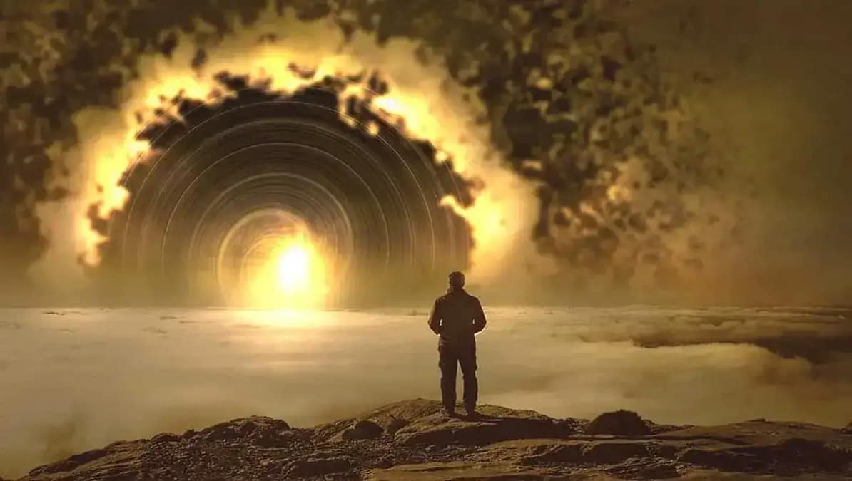 Mensch steht auf einem Felsen vor einem leuchtenden, kreisförmigen Portal in einer surrealen Landschaft.