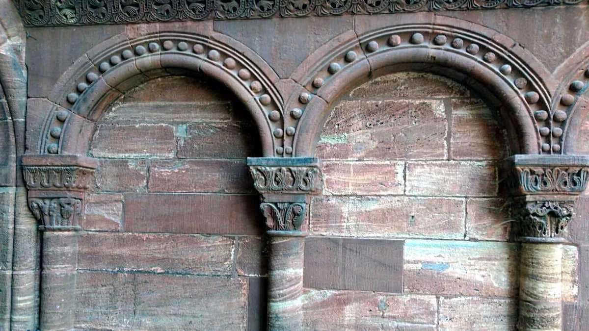 AVENTIN Storys · Säulen Bogen Mauer Kirche Basel Schweiz