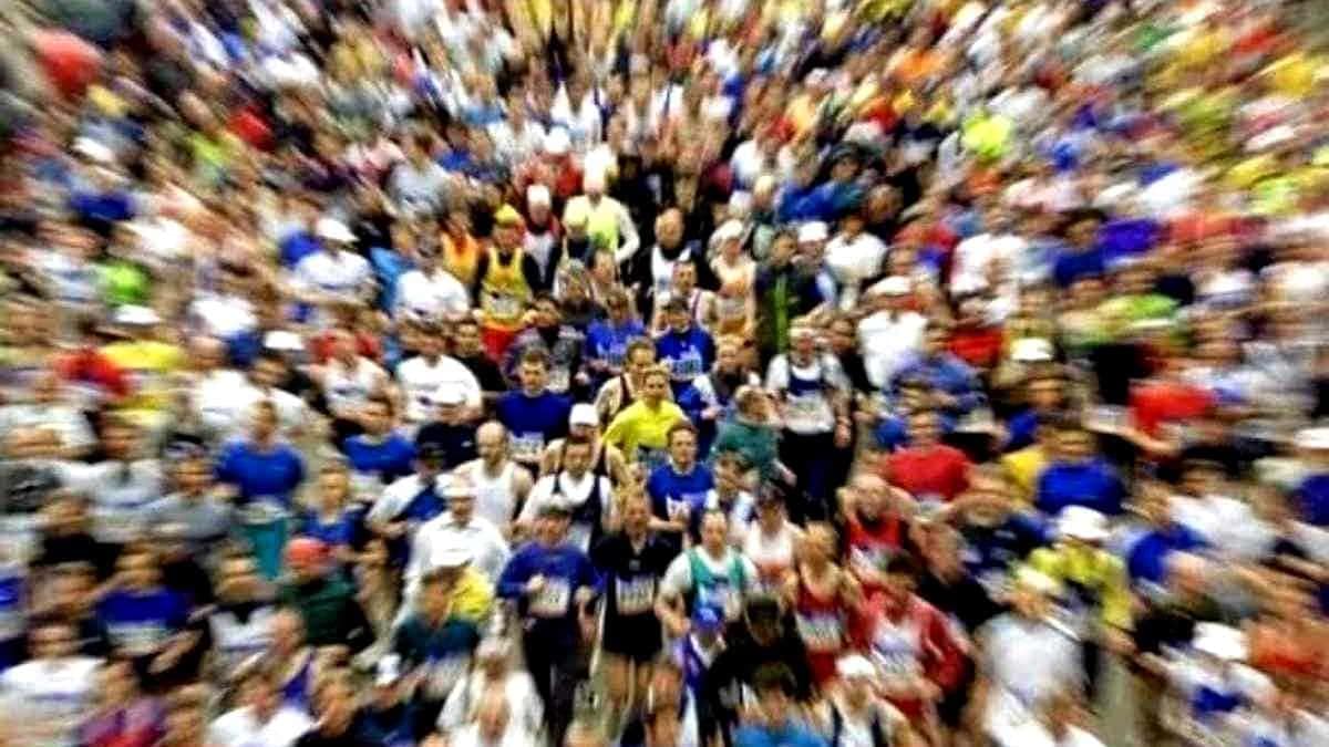 Menschenmassen bei einer Demonstration gegen Hexenjagd und Hetzkampagnen.