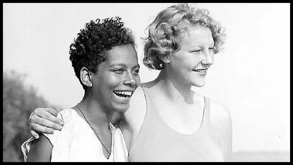 Aventin Stories, Frauen lachen zusammen, Freundschaft und Freude, inspirierende Frauen, emotionale Momente, feminine Stärke, authentische Geschichten, positive Energie, Gemeinschaftsgefühl, empowerment, schöne Frauenmomente, echte Freundschaft.